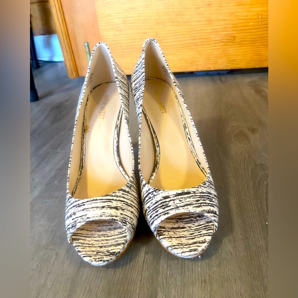 Nine West open toe black and white heels size 8.5